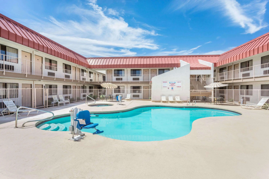 Super 8 By Wyndham Phoenix Metro North