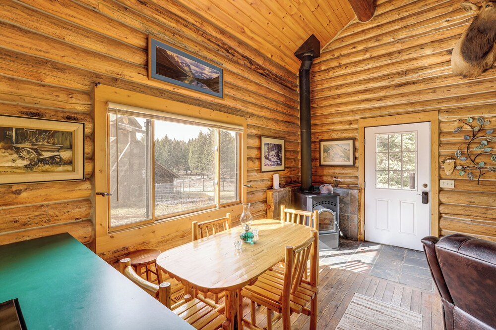 Wild Adventures in Eureka! Amish-crafted Cabin