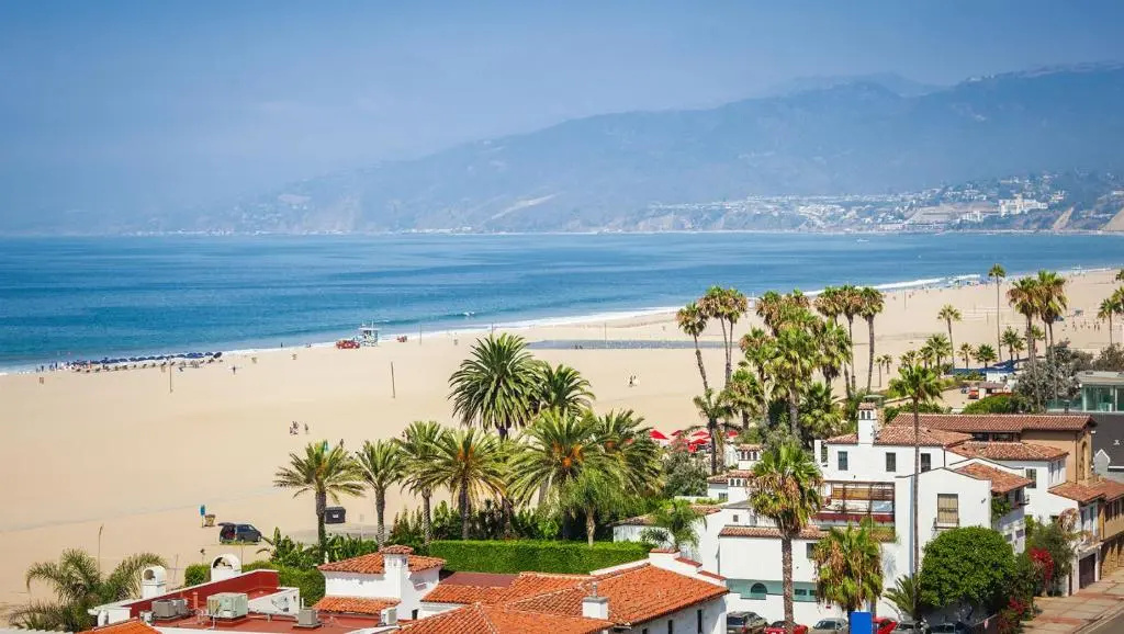 2Bedroom with Den and 2BA 4 Blocks to Santa Monica Beach