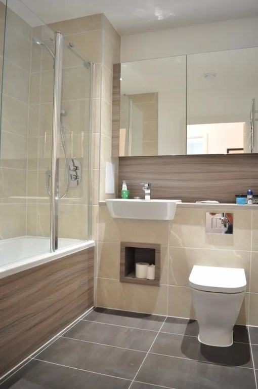 East London 2 Bedroom Flat With Balcony