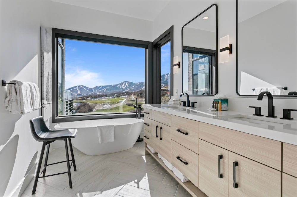 Spacious Ski Getaway Hot Tub 5 Bedroom 5 Home