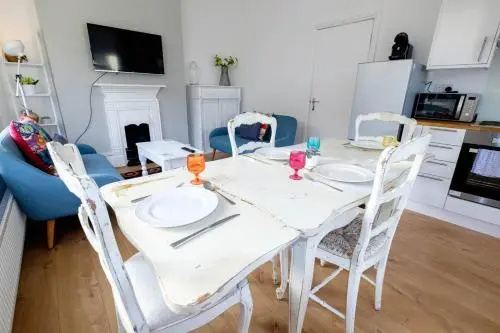 Bright & stylish 2 bed 1st floor apartment