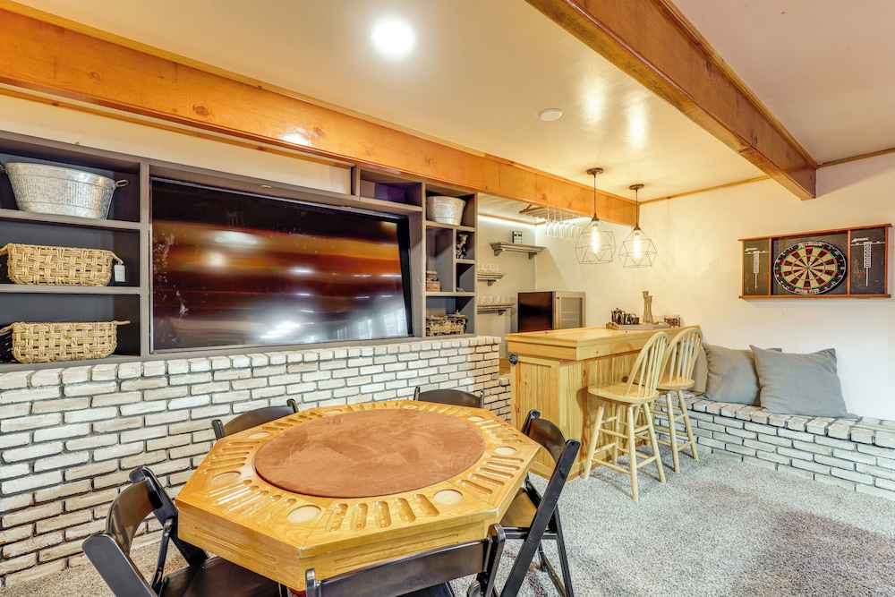 Multiple Decks! Cabin 1 Mi to Big Bear Lake Access