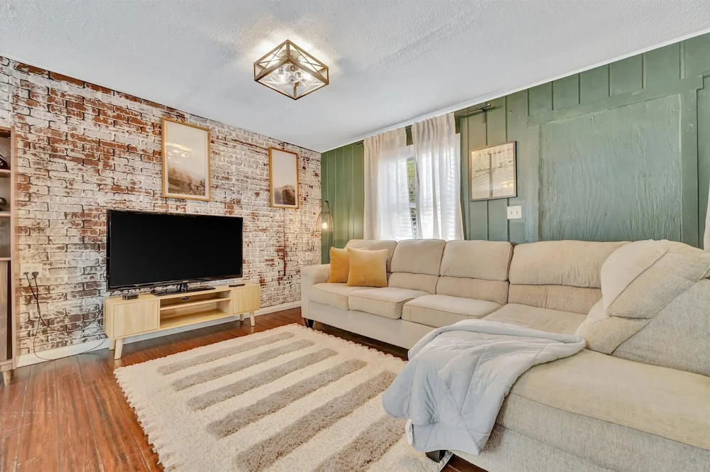 Swann Ave House 4B 3B Sleeps 10 Near Hyde Park