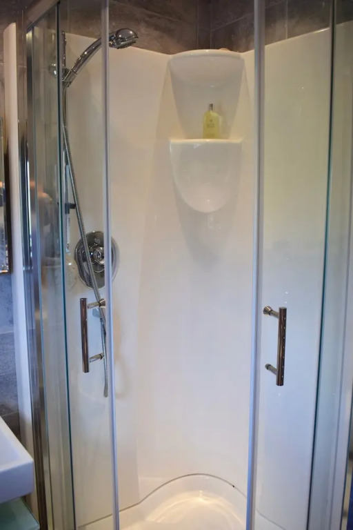Modern 2 Bedroom House in Secure Neighbourhood