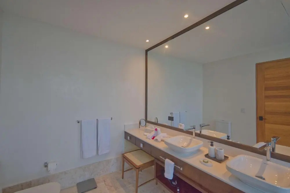 Modern Villa With Full Service Staff Close to Beach and Golf