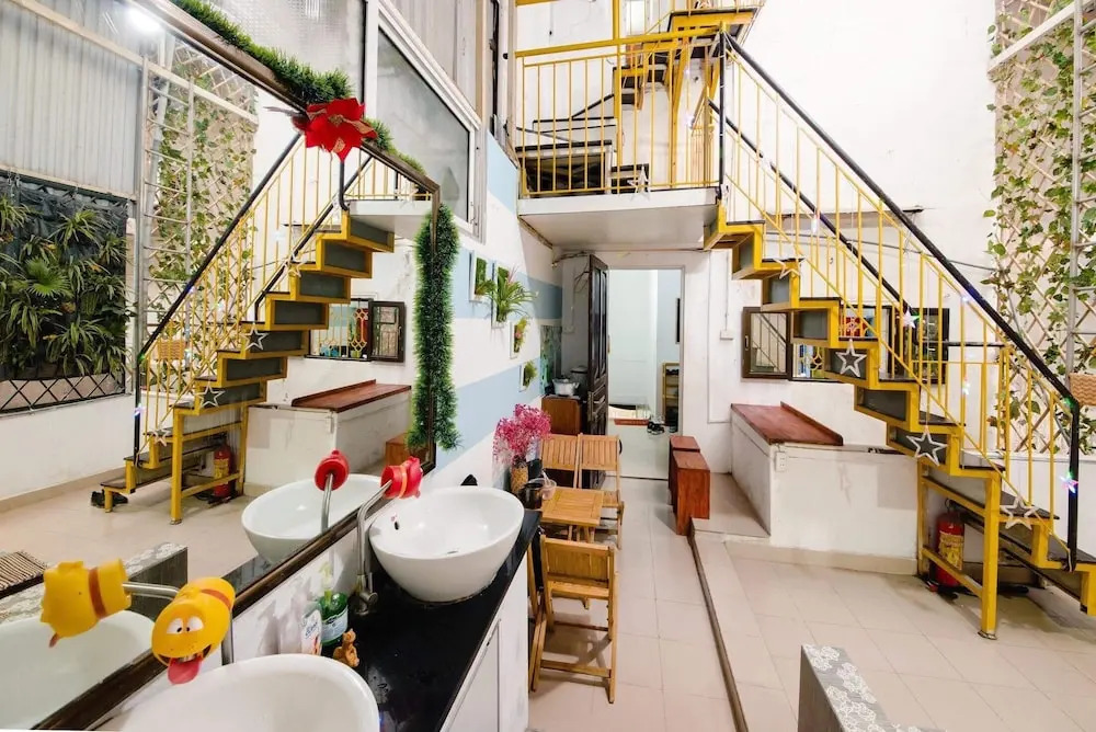 Meow Hostel