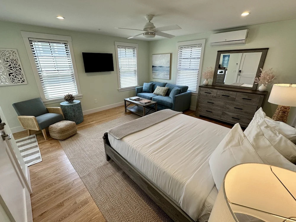 Downtown Newport 1br Suite W/ Parking & Ensuite - Unit 3 1 Bedroom Apts