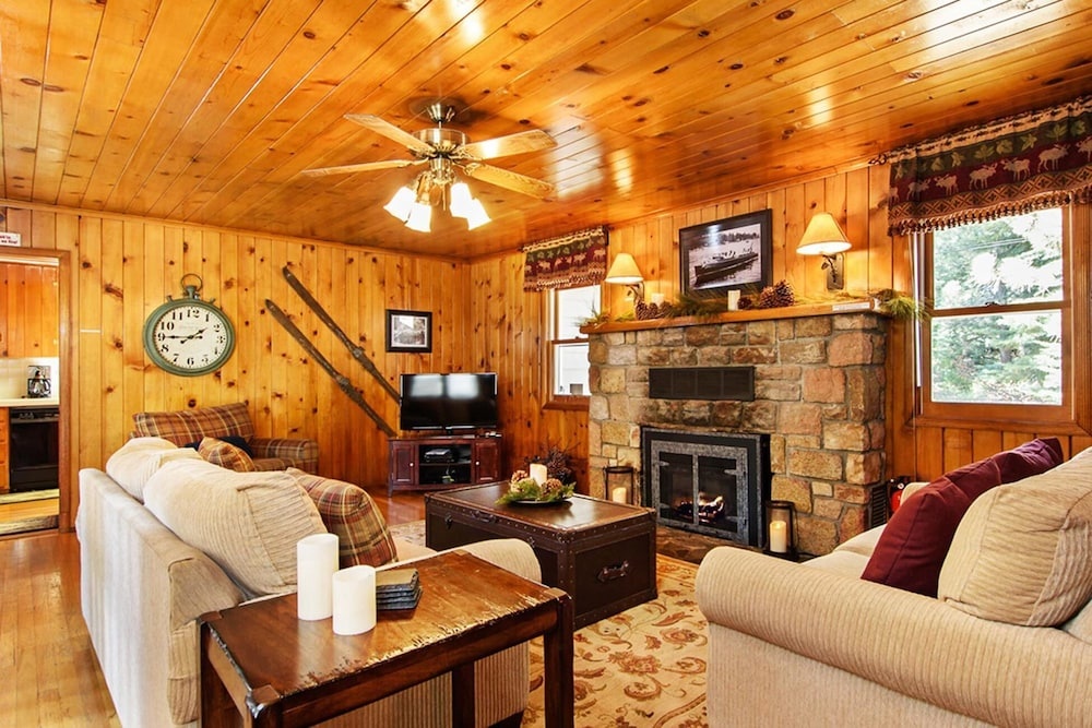 1545 West Lake Getaway - HOT Tub, Walk to Lake & Sunnyside