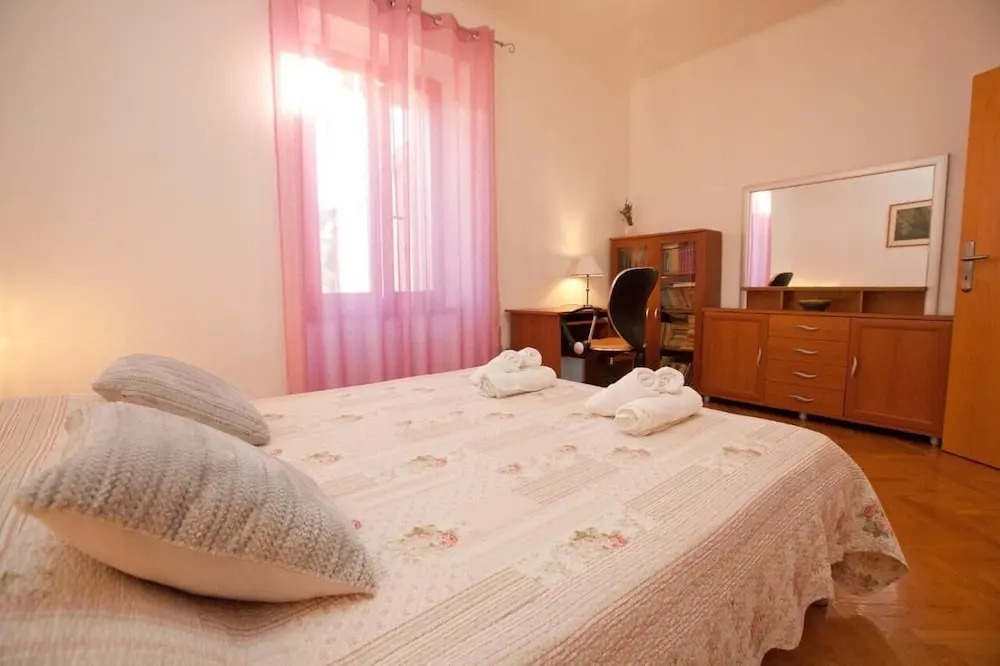 Spacious Apartment Milly With Pool