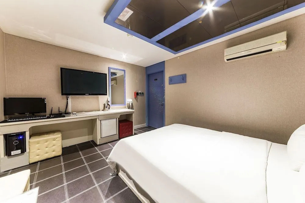 Hotel C&