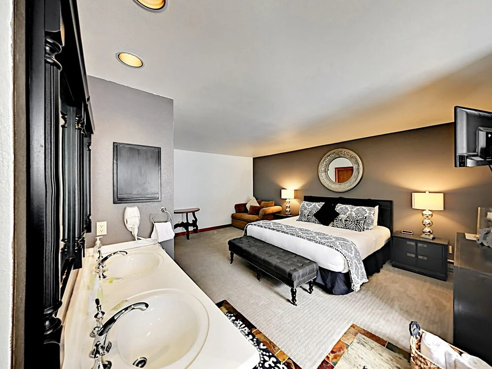 Sophisticated Ski-in/ski-out W/ Balcony & Fireplace 2 Bedroom Condo