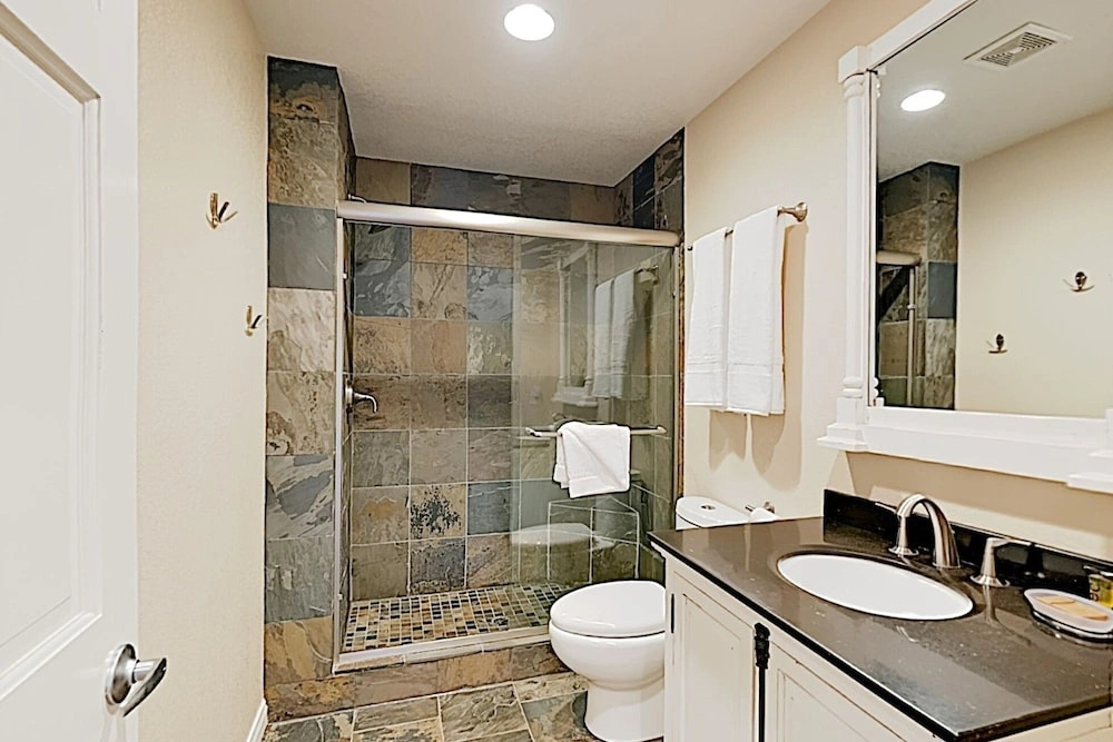 Remodeled Retreat w/ Spa & Pool, Near Eagle Lodge condo