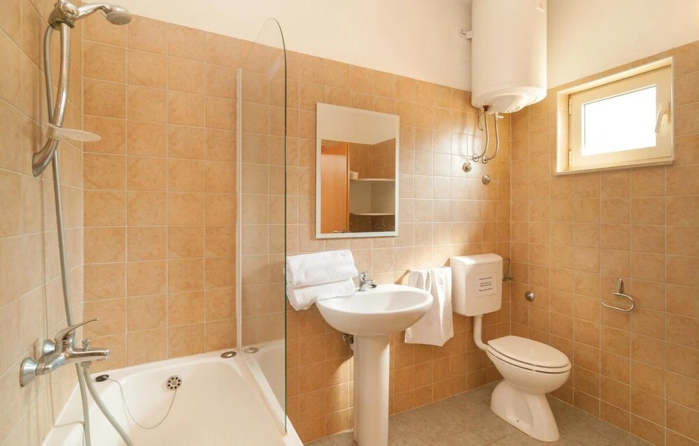 Amazing Home in Praznica With 4 Bedrooms, Wifi and Outdoor Swimming Pool