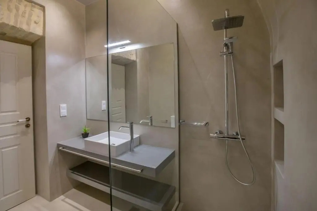 Magnificent neoclassical apt in Syntagma-Plaka by GHH
