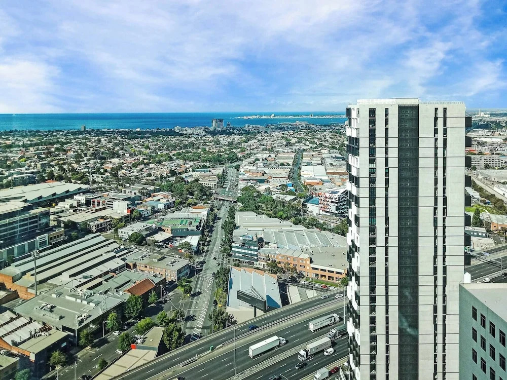Southbank 2BR High City Views Enjoy Wine, Gym, Pool, Wifi