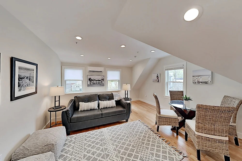 Lavish : Amazing Locale Near Dining & Beach 1 Bedroom Condo