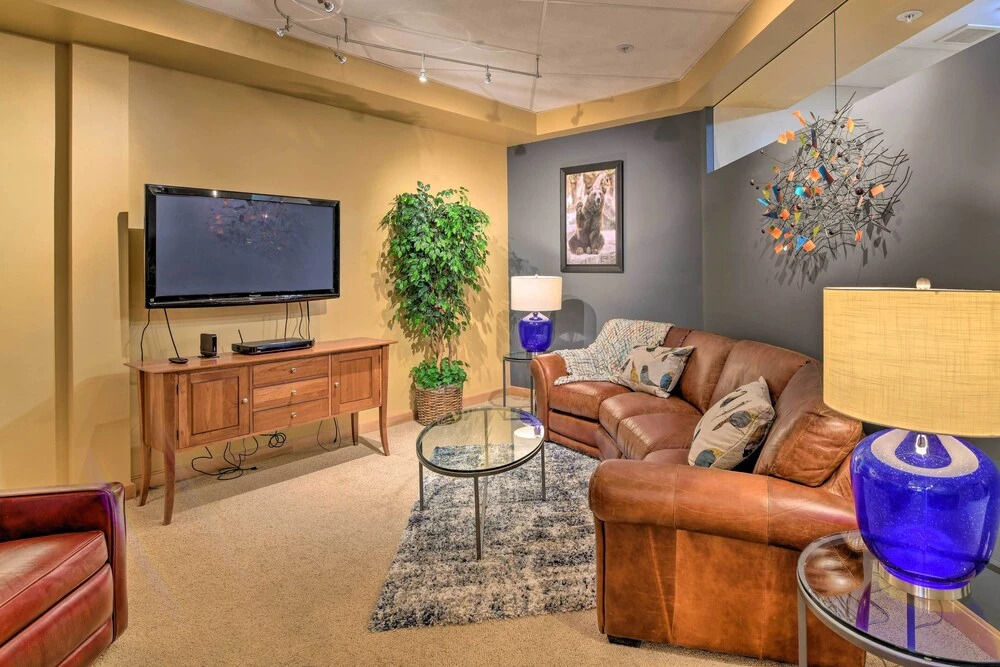 Dtwn Anchorage Getaway: 2 Adjoining Condos!