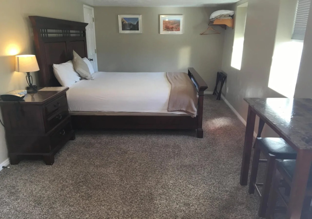 Mountain Ridge Cabins & Lodging Between Bryce and Zion National Park