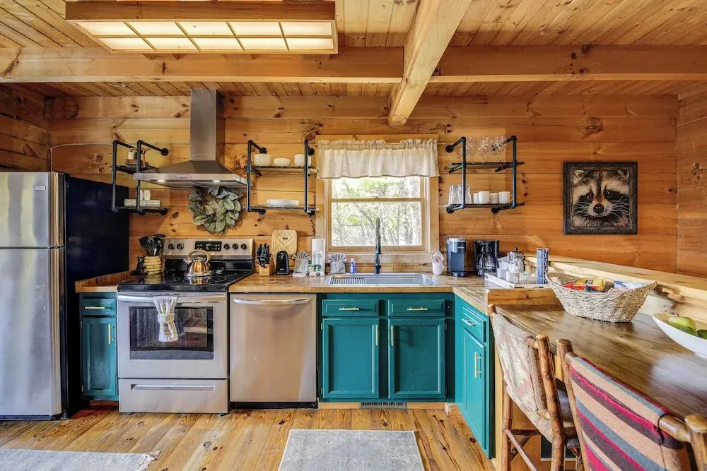 Mountain-view Deck Oasis: Cabin Near Attractions