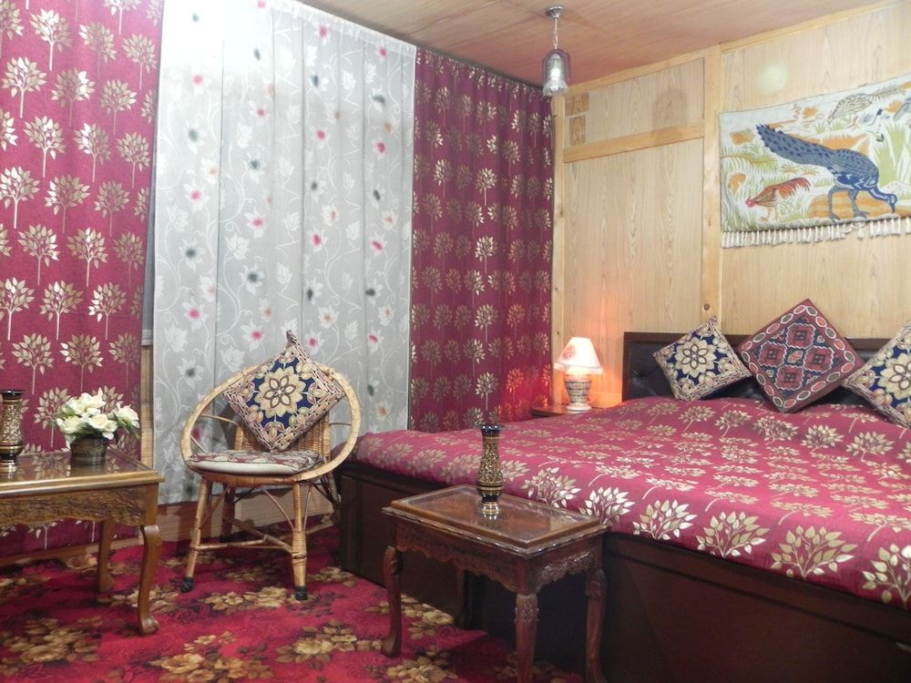 Shabrose Heritage Houseboats