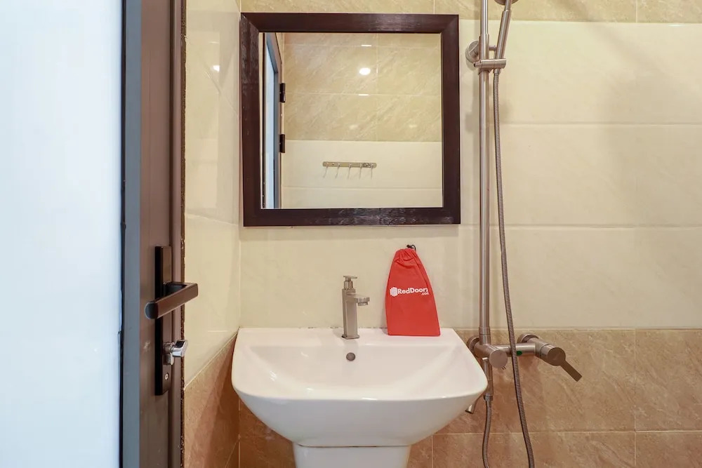 RedDoorz The Sun Hotel near Duong Quang Ham Street