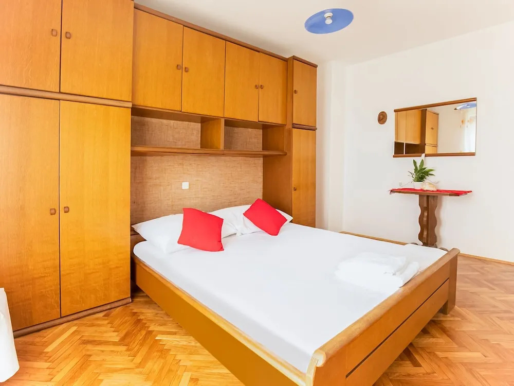 Scenic Apartment in Pakoštane near Sea & Town Center