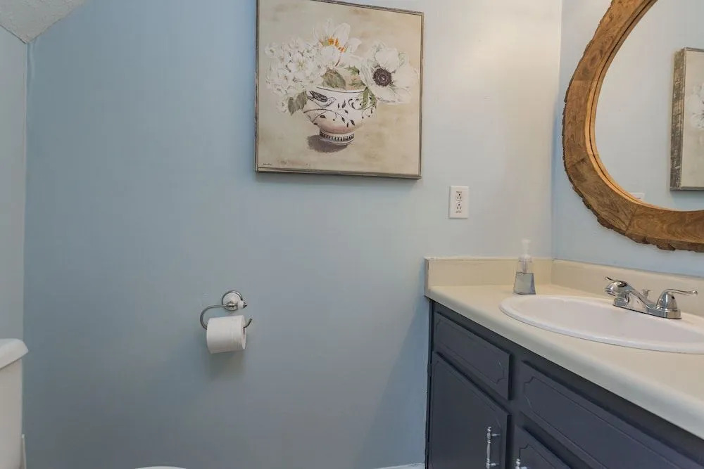 Take a Jog in Nearby Shelby Park at a Bright, Cozy Home