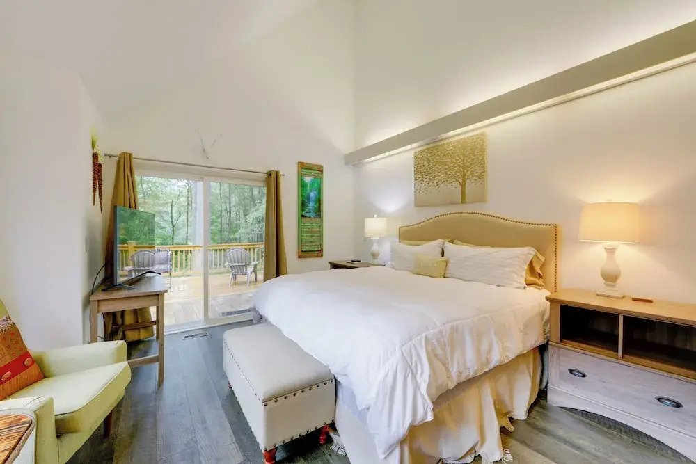 1/2 Mi to Skiing: Resort Getaway in Sapphire!