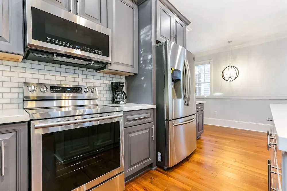 Spacious 5 BR Retreat with Pool - Near It All