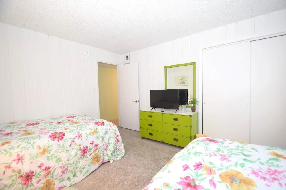 Alameda 5 2 Bedroom Condo by RedAwning