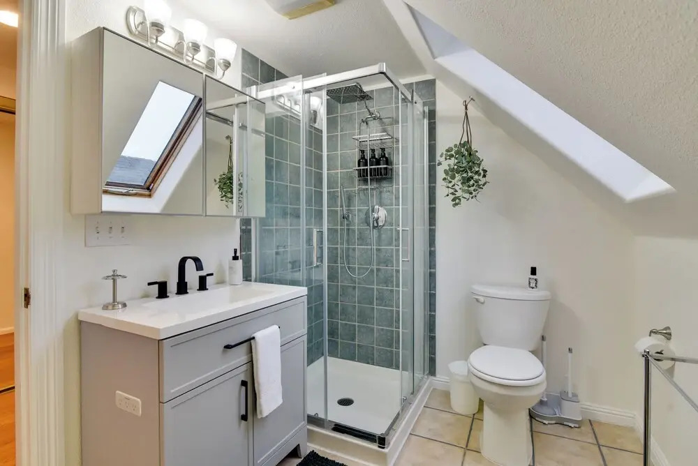 < 1 Mi to Moda Center: Walkable Portland Retreat!