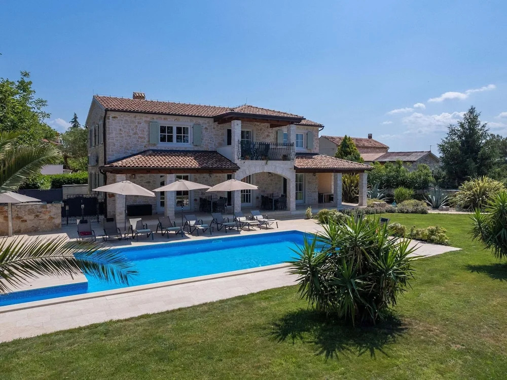 Picturesque Villa in Verteneglio With Pool