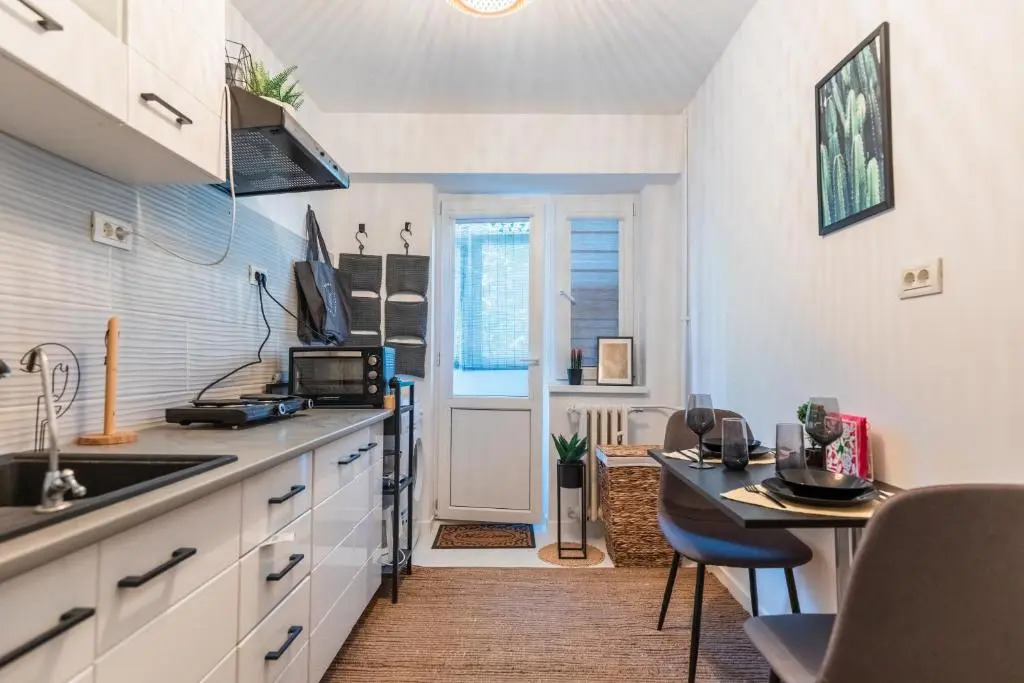 Jungle Apartment 15 Min Walk to Beach & Downtown