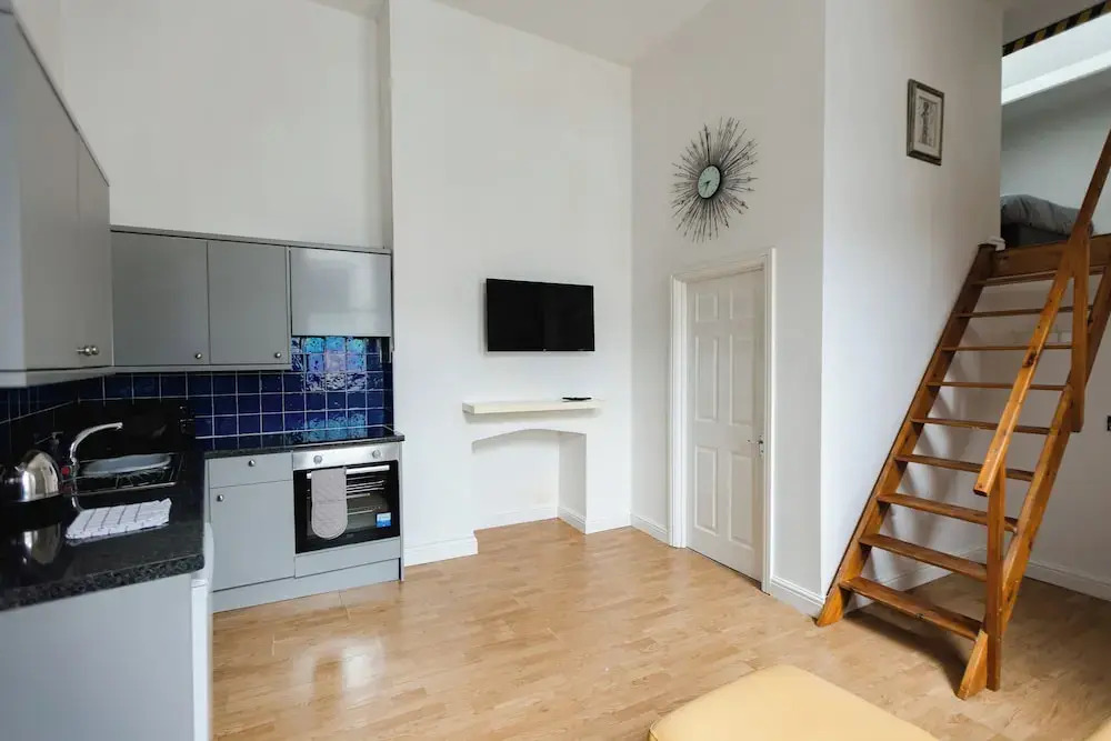 1 Bed Old Town City Studio near Theatre Suit Work or Leisure
