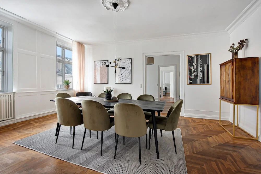 Square - Spacious 6-bdr Apt Near Nyhavn