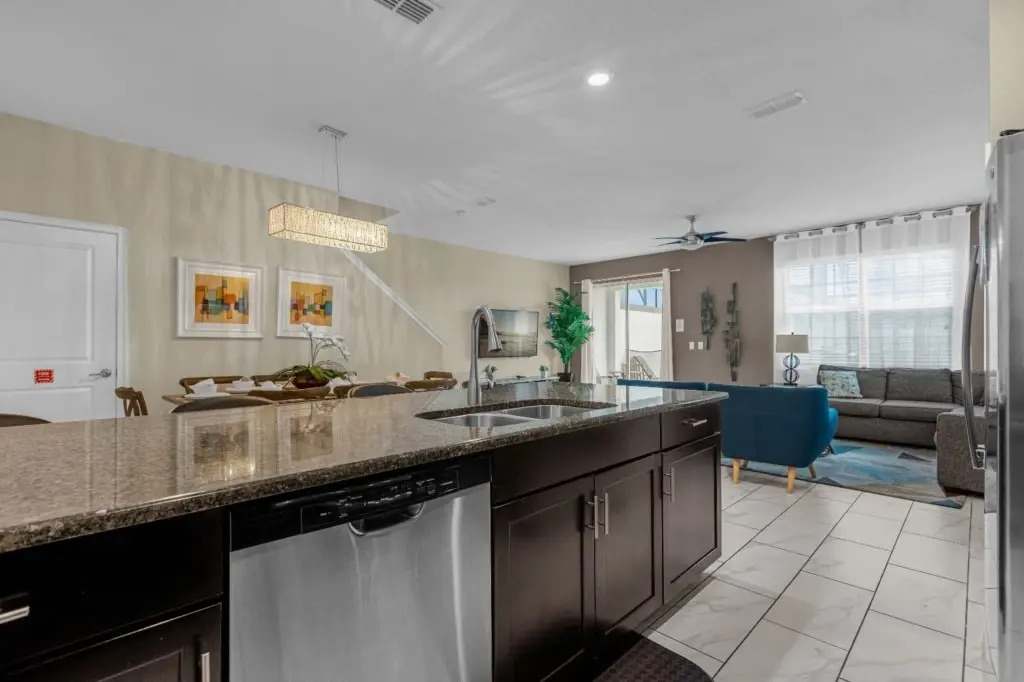 5 Bedrooms 4 Bathrooms Storey Lake 4806 Cs