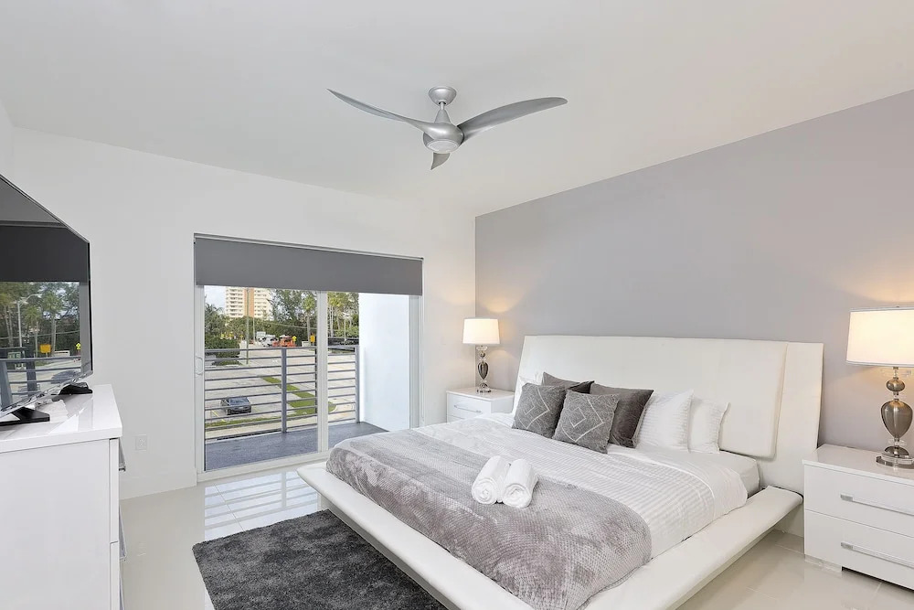 1387 N Ocean Townhouse - 4 Br townhouse by RedAwning