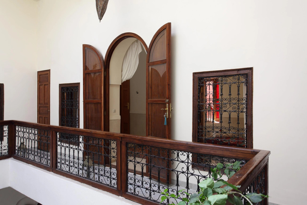 Riad white flowers