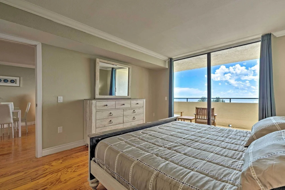 Modern Waterfront Hudson Condo w/ Resort Pool!