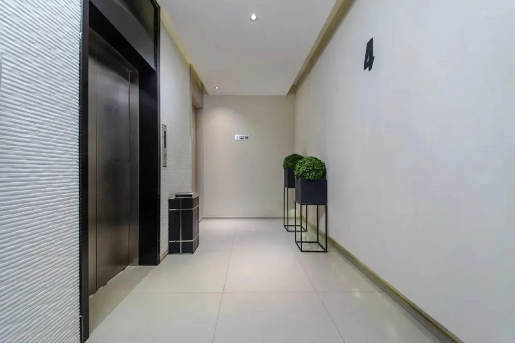 Ease Hotel (Shenzhen Pinghu Huanancheng, Dahuanggong Commercial Center)