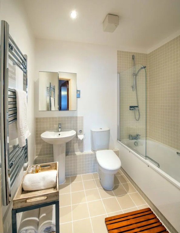 Stylish Central Reading Apartment with Free Parking