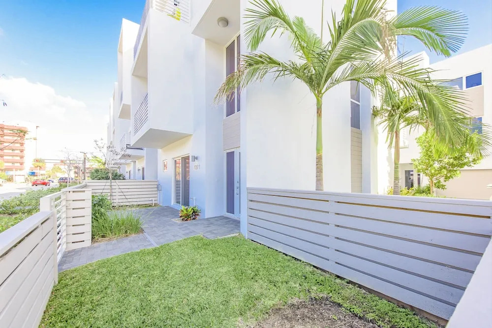 Tri-level Pompano Beach Townhouse by RedAwning