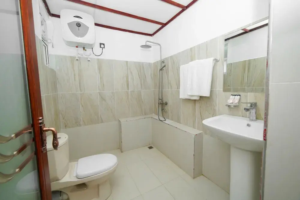 OYO 575 White Rose Residence