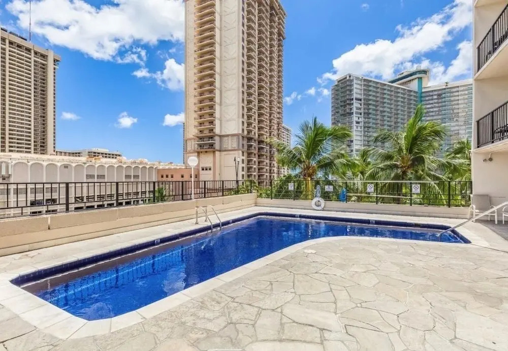Spacious & Sophisticated Palms Studio Condo by RedAwning, Honolulu