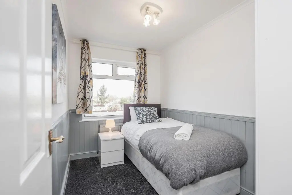 TMS Spacious 3-bed House! Tilbury! Free Parking!