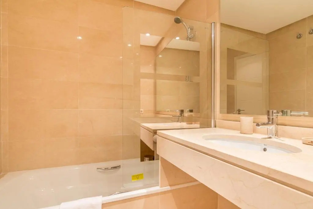 2214-Modern apt with private beach