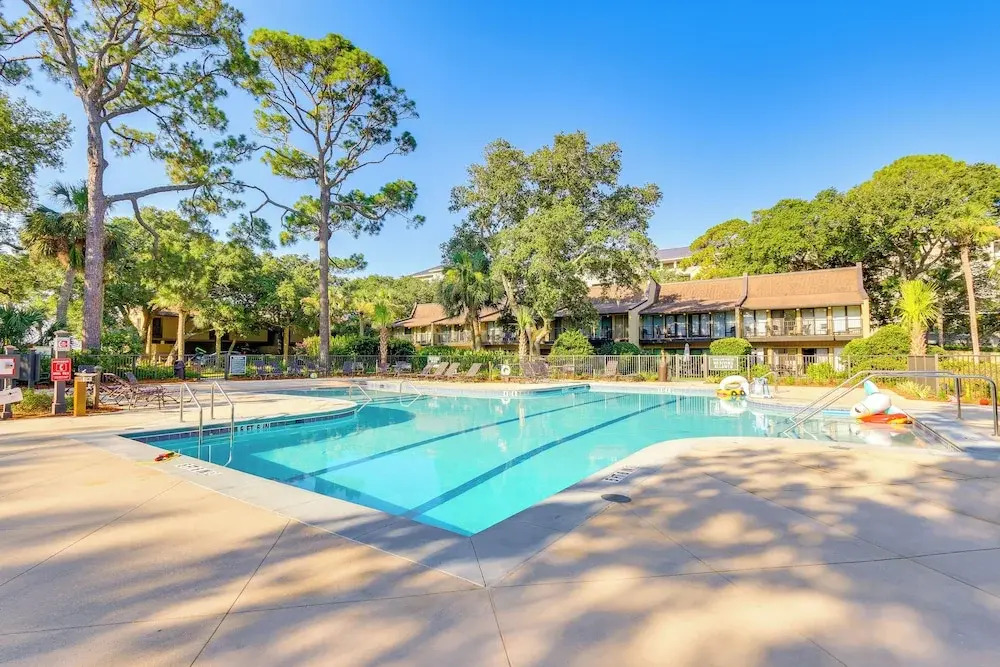 Vintage Hilton Head Island Condo: Steps to Beach!