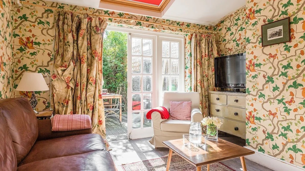 Traditional and Colourful 2BR Garden Flat in Parsons Green