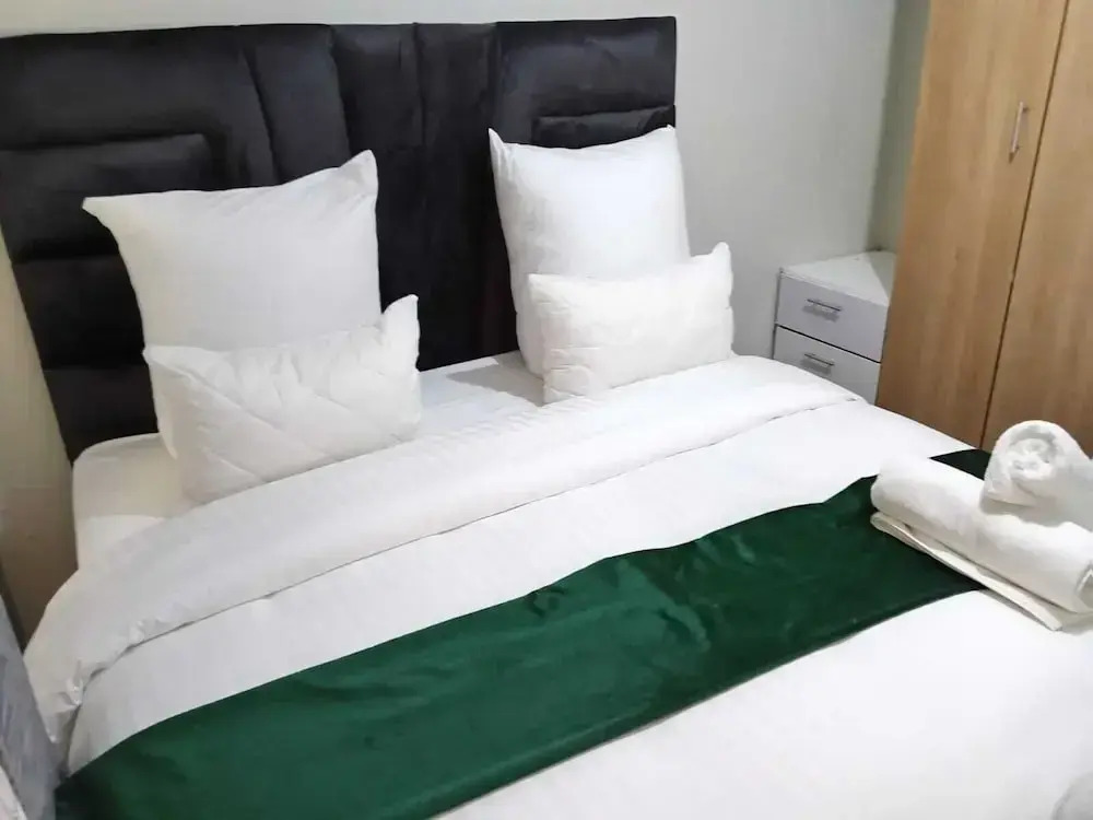 Gold Crown One Bedroom Self-Catering Apartment With NetFlix & YouTube